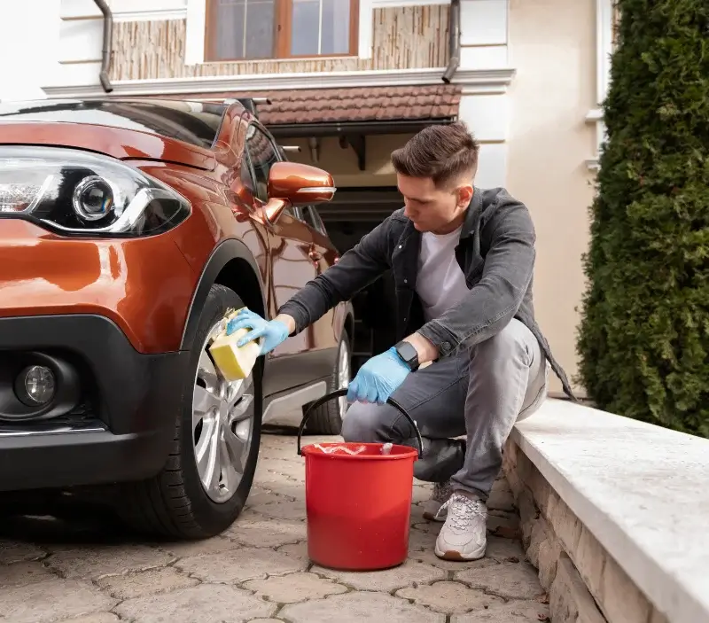 Lavage auto à domicile Pressigny-les-Pins : professionnel intervenant sur un véhicule